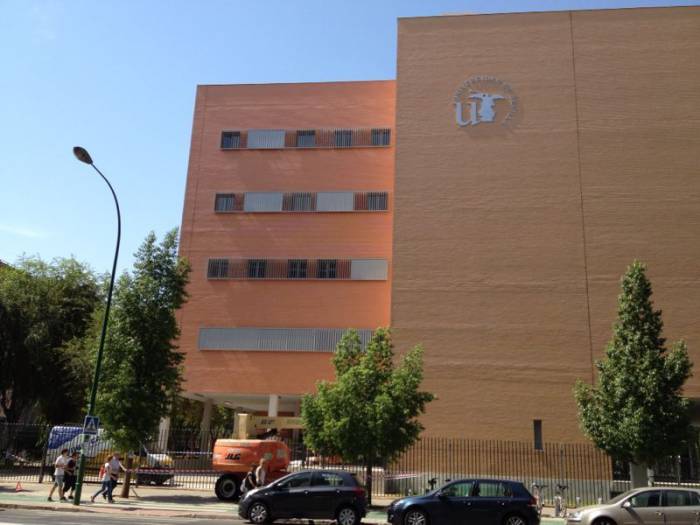 R&oacute;tulo cartel letras corp&oacute;reas. Cop&oacute;reo Universidad de Sevilla, Edificio para el aprendizaje y la innovaci&oacute;n Antonio de Ulloa.