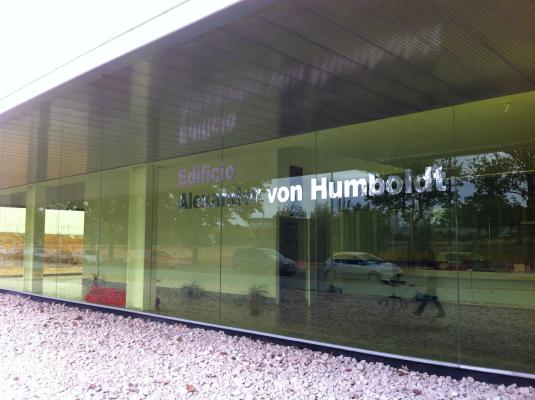 R&oacute;tulo cartel letras corp&oacute;reas. Edificio Alexander Von Humboldt, Universidad Pablo de Olavide Sevilla