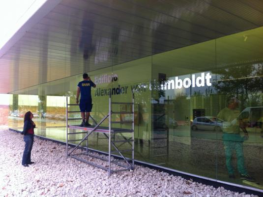 R&oacute;tulo cartel letras corp&oacute;reas. Edificio Alexander Von Humboldt, Universidad Pablo de Olavide Sevilla