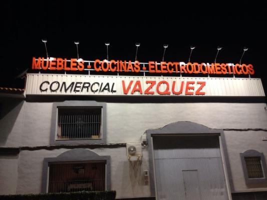 R&oacute;tulo cartel letras corp&oacute;reas iluminados por focos. Muebles y electrodom&eacute;sticos Comercial V&aacute;zquez Badajoz