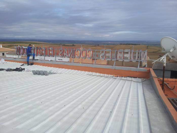 R&oacute;tulo cartel letras corp&oacute;reas. Muebles y electrodom&eacute;sticos Comercial V&aacute;zquez Badajoz