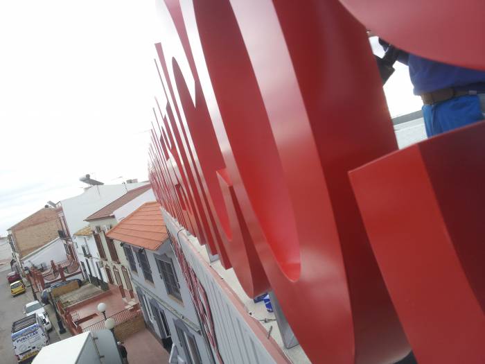 R&oacute;tulo cartel letras corp&oacute;reas. Muebles y electrodom&eacute;sticos Comercial V&aacute;zquez Badajoz
