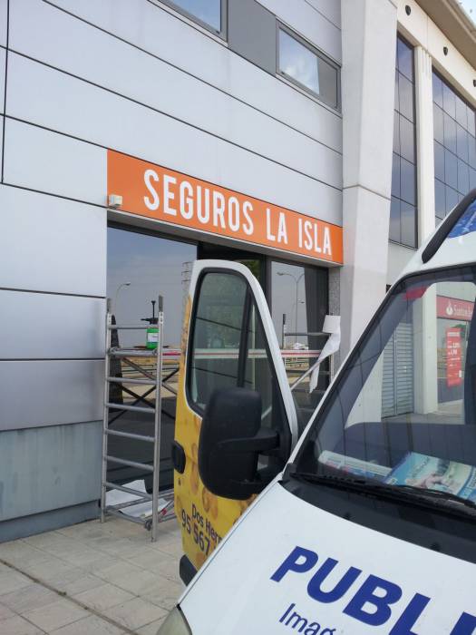 R&oacute;tulo cartel letras corp&oacute;reas. Seguros La Isla, Polig. Ind. La Isla Dos Hermanas Sevilla