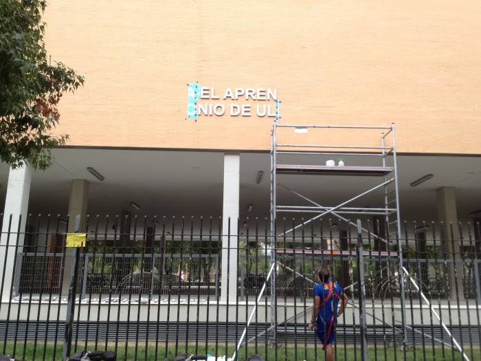 R&oacute;tulo cartel letras corp&oacute;reas. Universidad de Sevilla, Edificio para el aprendizaje y la innovaci&oacute;n Antonio de Ulloa.