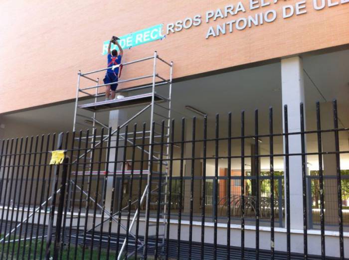 R&oacute;tulo cartel letras corp&oacute;reas. Universidad de Sevilla, Edificio para el aprendizaje y la innovaci&oacute;n Antonio de Ulloa.