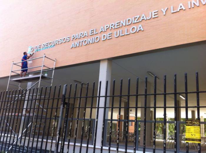 R&oacute;tulo cartel letras corp&oacute;reas. Universidad de Sevilla, Edificio para el aprendizaje y la innovaci&oacute;n Antonio de Ulloa.
