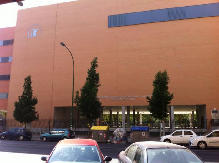 R&oacute;tulo cartel letras corp&oacute;reas. Universidad de Sevilla, Edificio para el aprendizaje y la innovaci&oacute;n Antonio de Ulloa.