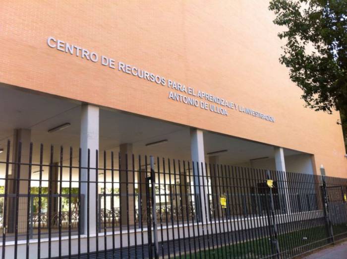 R&oacute;tulo cartel letras corp&oacute;reas. Universidad de Sevilla, Edificio para el aprendizaje y la innovaci&oacute;n Antonio de Ulloa.
