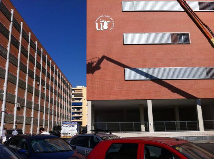 R&oacute;tulo cartel letras corp&oacute;reas. Universidad de Sevilla, Edificio de Servicios Generales de Investigaci&oacute;n