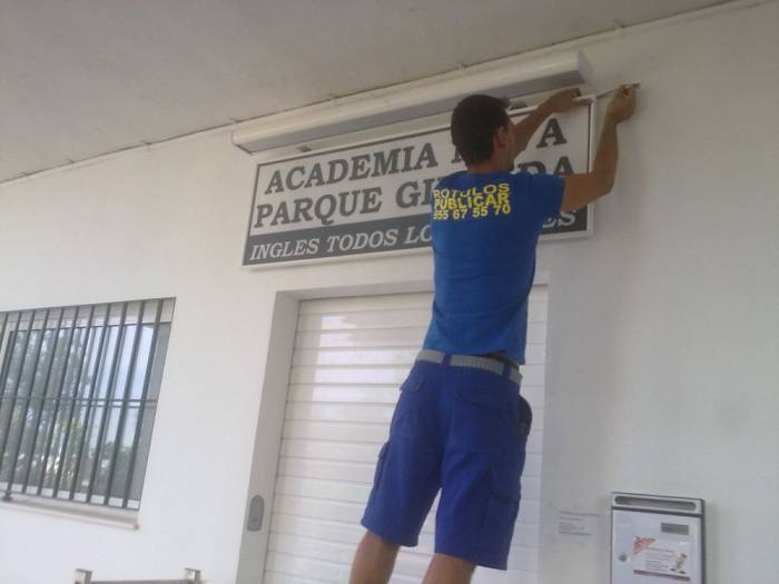 R&oacute;tulo cartel luminoso Luminaria. Academia Parque Giralda Dos Hermanas Sevilla