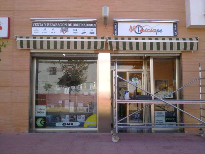 R&oacute;tulo cartel luminoso Luminaria. Reiniciapc Dos Hermanas Sevilla