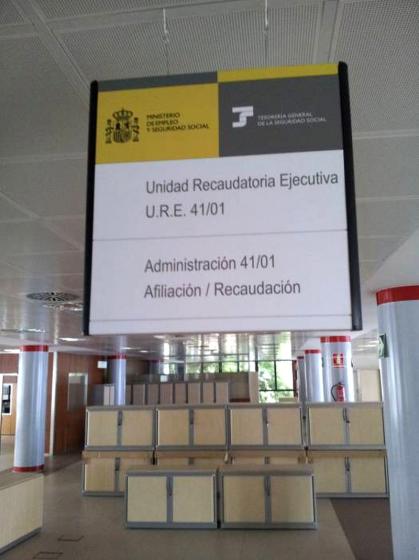 Rótulo cartel Oficinas de la Seguridad Social de la C/ Niebla en Sevilla. Trabajos realizados para Silva y Vilches.