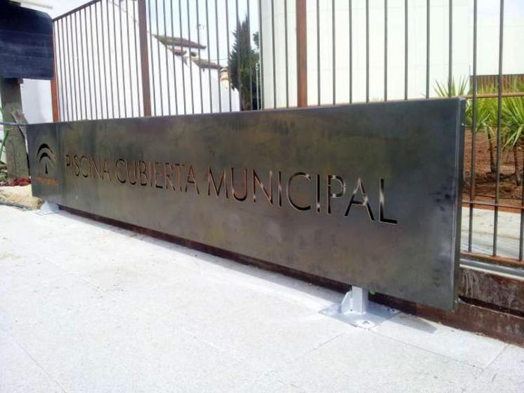 R&oacute;tulo Cartel Piscina cubierta Municipal de Constantina Sevilla Junta de Andaluc&iacute;a