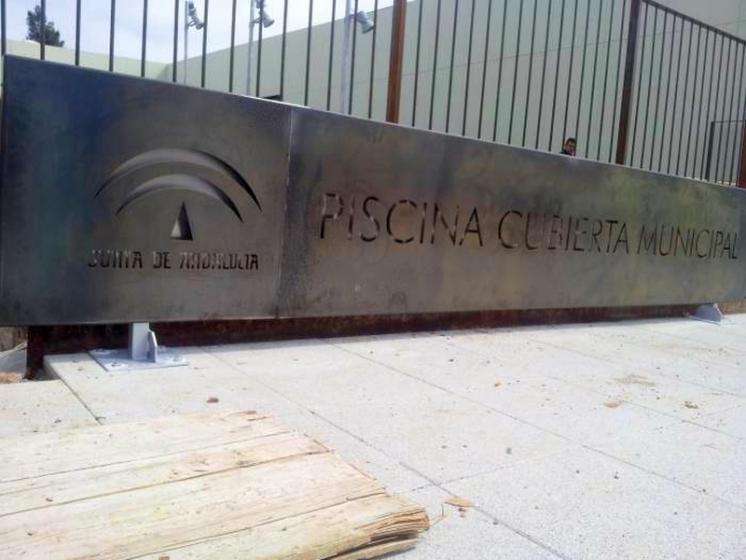 R&oacute;tulo Cartel Piscina cubierta Municipal de Constantina Sevilla Junta de Andaluc&iacute;a