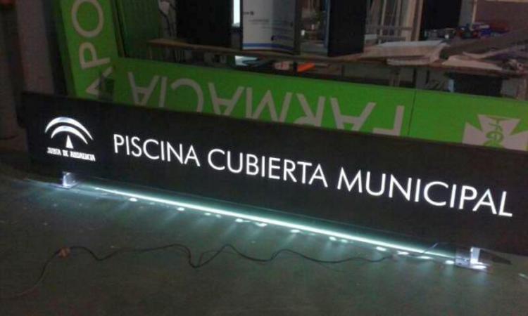 R&oacute;tulo Cartel Piscina cubierta Municipal de Constantina Sevilla Junta de Andaluc&iacute;a