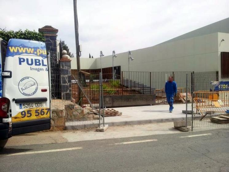 R&oacute;tulo Cartel Piscina cubierta Municipal de Constantina Sevilla Junta de Andaluc&iacute;a