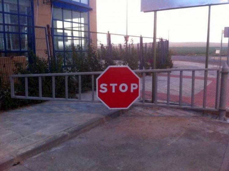 R&oacute;tulo cartel Seguridad Vial, Pol&iacute;gono de La Isla Dos Hermanas Sevilla. 