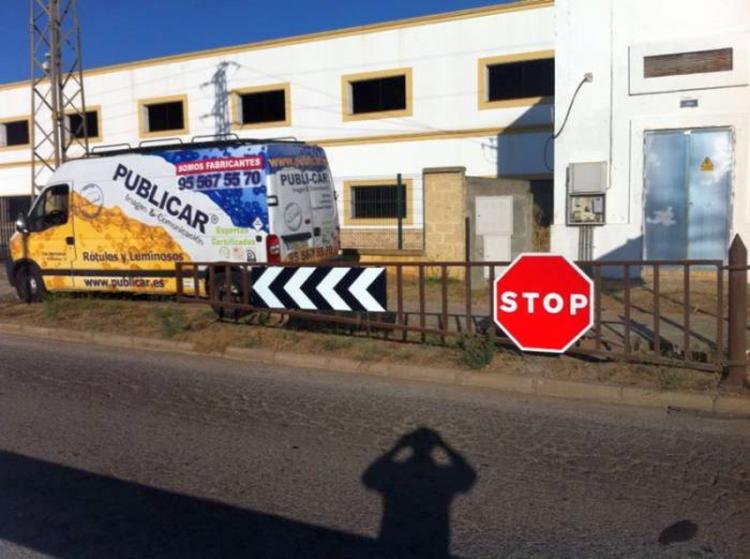 R&oacute;tulo cartel Seguridad Vial, Pol&iacute;gono de La Isla Dos Hermanas Sevilla. 