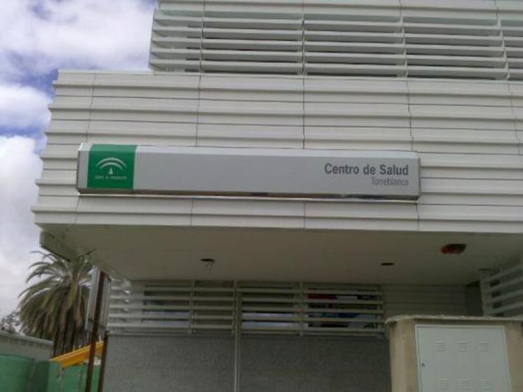 Rótulo corpóreo. Centro de salud Torreblanca Sevilla. Mobiliario rótulo homologado Junta de Andalucía