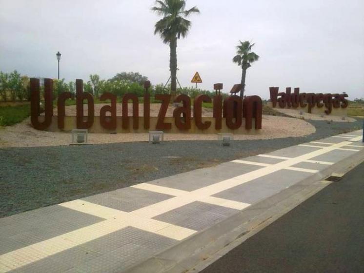 R&oacute;tulo en letras corp&oacute;reas. Urbanizaci&oacute;n Valdepegas Lepe Huelva, 2 a&ntilde;os despu&eacute;s.