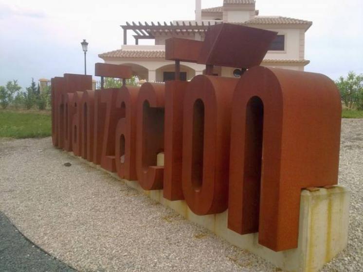 R&oacute;tulo en letras corp&oacute;reas. Urbanizaci&oacute;n Valdepegas Lepe Huelva, 2 a&ntilde;os despu&eacute;s.