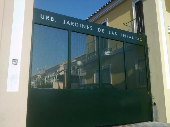 R&oacute;tulo Letras recortadas en acero inoxidable. Urbanizaci&oacute;n Jardines de las Infantas, Dos Hermanas Sevilla