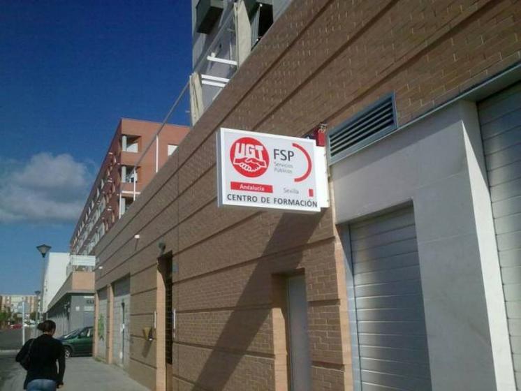 R&oacute;tulo luminoso Banderola. Centro de Formaci&oacute;n de UGT San Jer&oacute;nimo Sevilla. Realizado para TGM