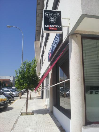 R&oacute;tulo luminoso Banderola. Cerezo Sport, Nutric&oacute;n Deportiva Sevilla