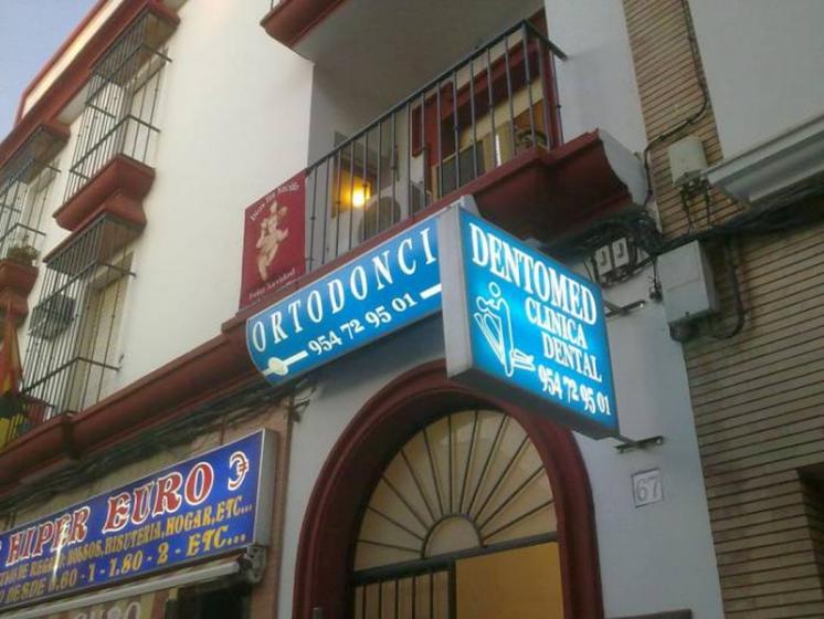 R&oacute;tulo luminoso Banderola. Dentomed Cl&iacute;nica Dos Hermanas Sevilla