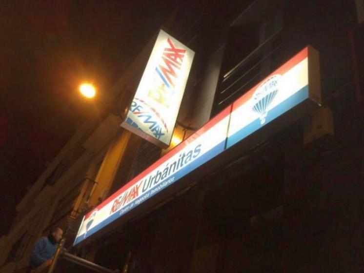 R&oacute;tulo luminoso Banderola. Re/max Dos Hermanas Sevilla