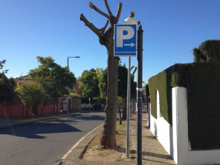 R&oacute;tulo luminoso Banderola. Parking Hotel Tur&iacute;stico Sim&oacute;n Verde, Sevilla
