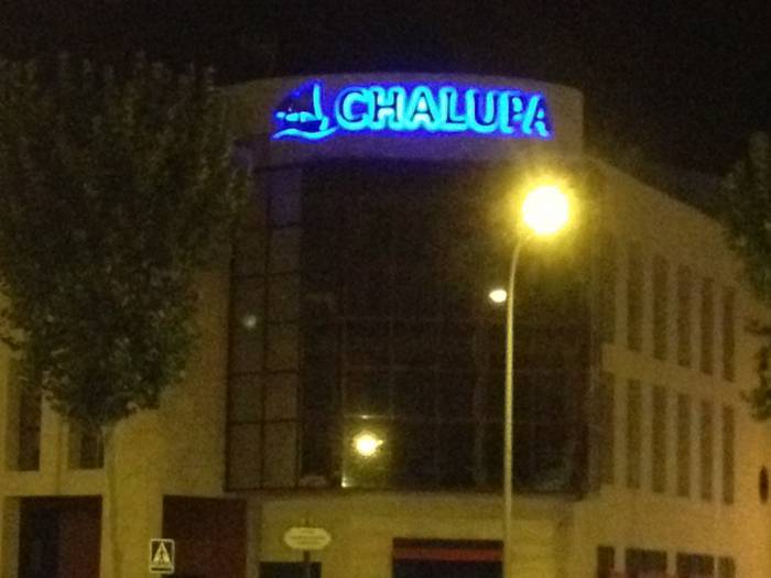 R&oacute;tulo luminoso cartel letras corp&oacute;reas en acero inoxidable. Chalupa Dos Hermanas Sevilla. Acero + led restroproyectado.