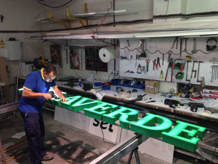 R&oacute;tulo luminoso cartel letras corp&oacute;reas.L&aacute;mparas Villaverde Dos Hermanas Sevilla