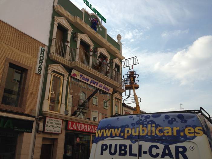 R&oacute;tulo luminoso cartel letras corp&oacute;reas. L&aacute;mparas Villaverde Dos Hermanas Sevilla