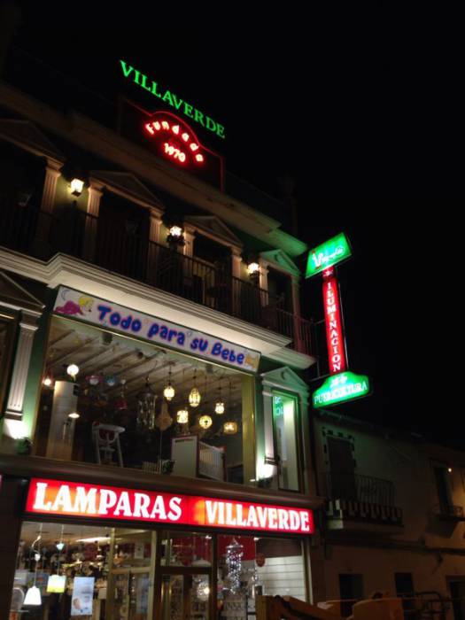 R&oacute;tulo luminoso cartel letras corp&oacute;reas. L&aacute;mparas Villaverde Dos Hermanas Sevilla