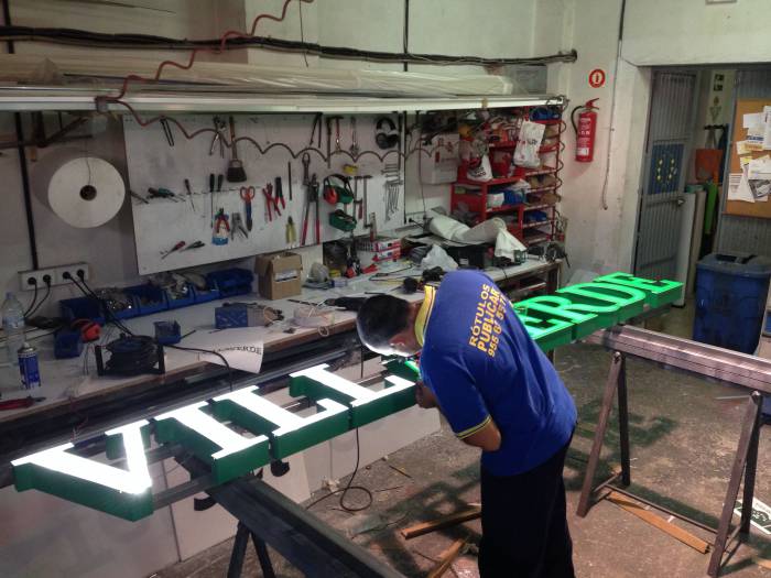 R&oacute;tulo luminoso cartel letras corp&oacute;reas. L&aacute;mparas Villaverde Dos Hermanas SEvilla