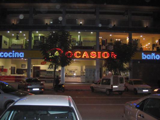 R&oacute;tulo luminoso con letras corp&oacute;reas con ne&oacute;n. La Ocasi&oacute;n, Dos Hermanas Sevilla