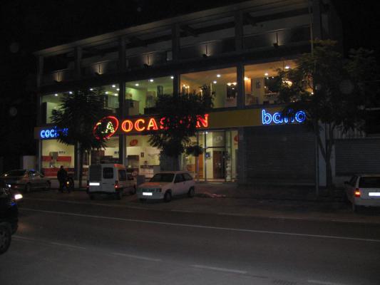 R&oacute;tulo luminoso con letras corp&oacute;reas con ne&oacute;n.  La Ocasi&oacute;n, Dos Hermanas Sevilla