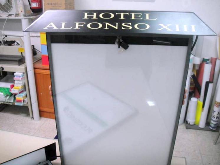 Rótulo luminoso corpóreo. Cuadro anuncios para El Hotel Alfonso XIII