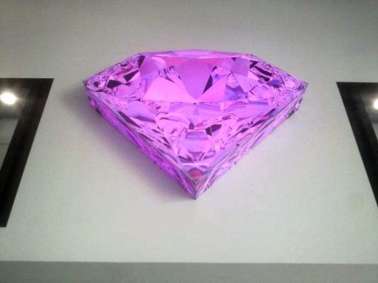 Rótulo luminoso corpóreo. Diamante en metacrilato y led RGB, para Diamond Café Dos Hermanas Sevilla