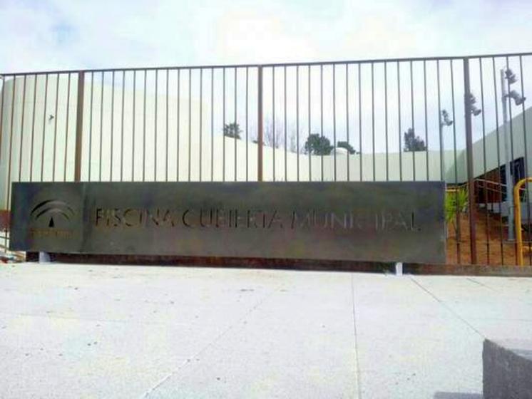 R&oacute;tulo luminoso corp&oacute;reo. Piscina cubierta Municipal de Constantina Sevilla Junta de Andaluc&iacute;a