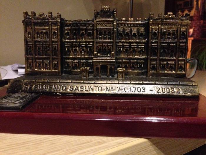 Sagunto 7 Sevilla, resina con peana de madera. Trofeo en 3D