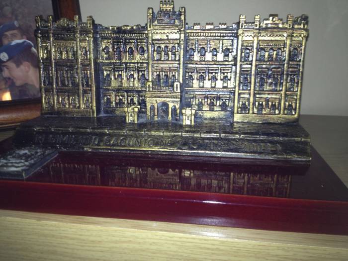 Sagunto 7 Sevilla, Resina con peana de madera. Trofeo en 3D