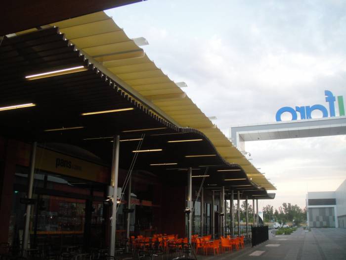 Toldos en lona plástica especial para lluvia de 450 mts en centro Comercial El Faro Badajoz. Trabajos realizados para Acciona Facility Services 