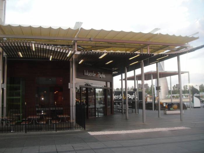 Toldos en lona plástica especial para lluvia de 450 mts en centro Comercial El Faro Badajoz. Trabajos realizados para Acciona Facility Services 