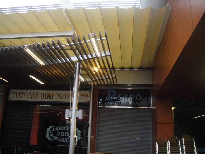 Toldos en lona plástica especial para lluvia de 450 mts en centro Comercial El Faro Badajoz. Trabajos realizados para Acciona Facility Services 