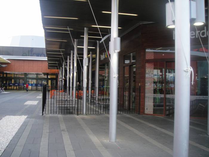 Toldos en lona plástica especial para lluvia de 450 mts en centro Comercial El Faro Badajoz. Trabajos realizados para Acciona Facility Services 