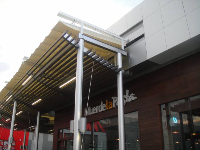 Toldos en lona plástica especial para lluvia de 450 mts en centro Comercial El Faro Badajoz. Trabajos realizados para Acciona Facility Services 