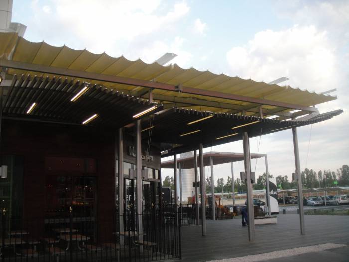 Toldos en lona plástica especial para lluvia de 450 mts en centro Comercial El Faro Badajoz. Trabajos realizados para Acciona Facility Services 