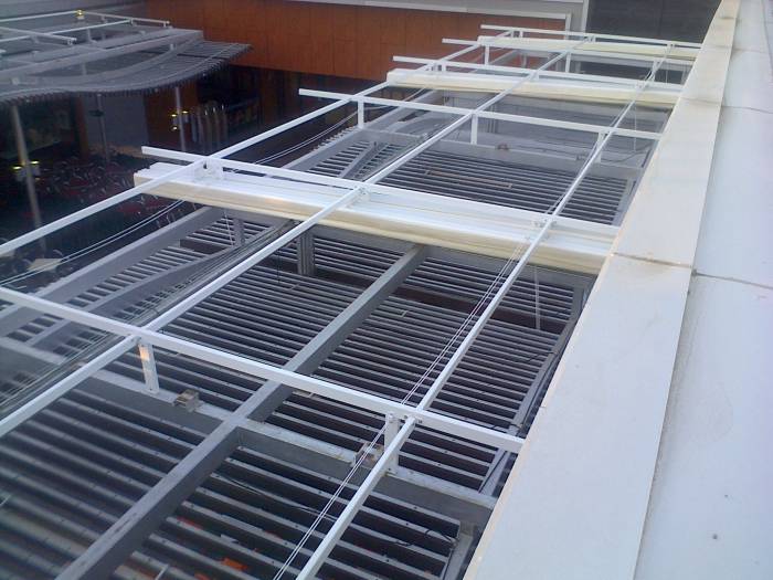 Toldos en lona plástica especial para lluvia de 450 mts en centro Comercial El Faro Badajoz. Trabajos realizados para Acciona Facility Services 